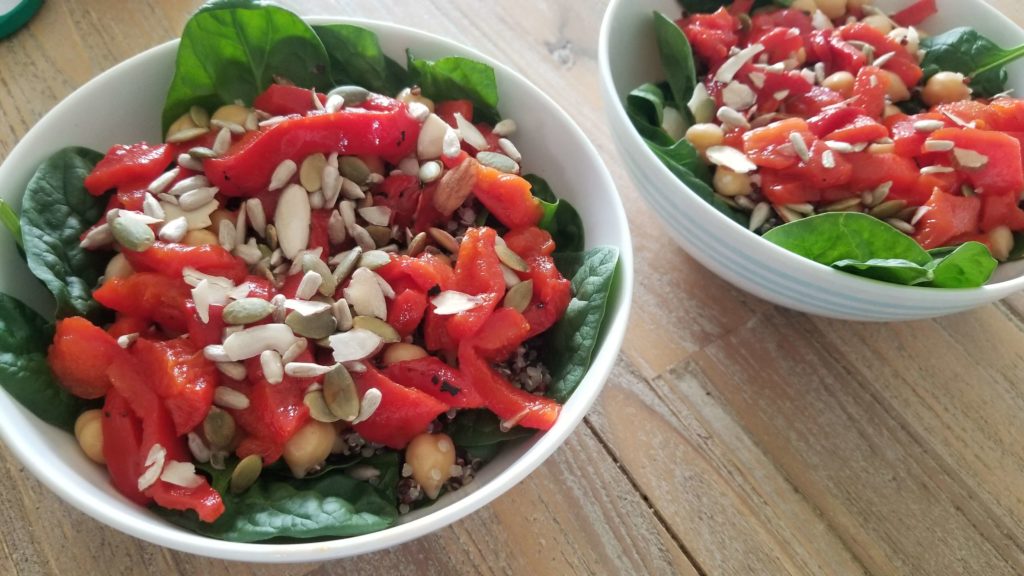 Vegan salad with chickpeas pepper and quinoa - Twice Two